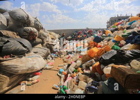 Am 13. Oktober 2021, der Gazastreifen, der Gazastreifen, Palästina: Ein palästinensischer Arbeiter in der Kunststofffabrik im Gazastreifen. (Bild: © Mahmoud Khattab/Quds Net News via ZUMA Press Wire) Stockfoto