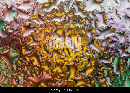 Makroaufnahme von bunten Wassertropfen auf Glas. Abstrakter Hintergrund. Stockfoto