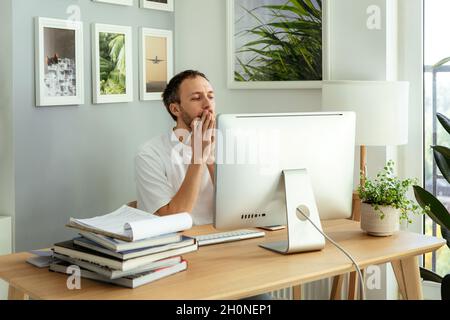 Verwirrt Geschäftsmann Unternehmer Blick auf Finanzberichte auf Computer schockiert und frustriert Stockfoto