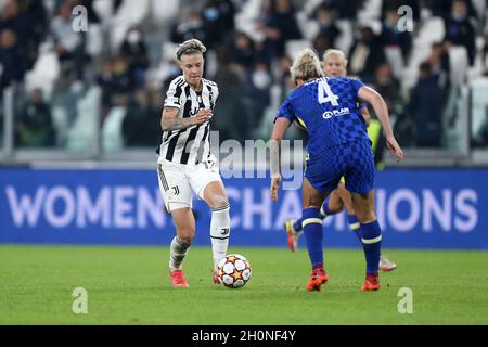 Turin, Italien . Am 13. Oktober 2021 kontrolliert Lina Hurtig von Juventus FC Women den Ball während des UEFA Champions League Group A-Spiels zwischen Juventus FC Women und Chelsea FC Women im Allianz Stadium am 13. Oktober 2021 in Turin, Italien. Stockfoto