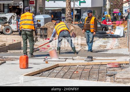 Heraklion, Griechenland - 29. März 2018: Bauarbeiter, die auf der Straße arbeiten. Stockfoto