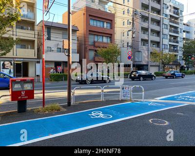 Tokio, Japan - 17. November 2019: Fahrrad- und Fußgängerstraße auf dem Bürgersteig in Tokio Stockfoto