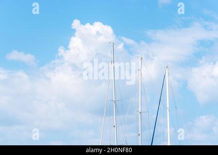 Blick auf die Hauptmasten auf blauem Himmel Hintergrund. Stockfoto