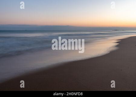 Farbenfrohe Sonnenuntergänge Himmel und Meer mit verschwommener Bewegung. Natur Hintergrund. Stockfoto