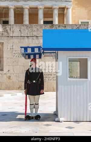 ATHEN, GRIECHENLAND - 30. Oktober 2019. Wechsel der Präsidentengarde namens Evzones vor dem Denkmal des unbekannten Soldaten, neben dem Gree Stockfoto