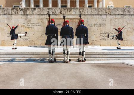 ATHEN, GRIECHENLAND - 30. Oktober 2019. Wechsel der Präsidentengarde namens Evzones vor dem Denkmal des unbekannten Soldaten, neben dem Gree Stockfoto