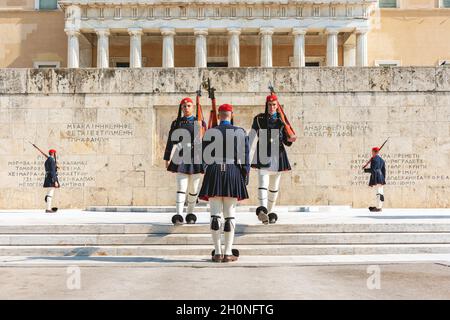 ATHEN, GRIECHENLAND - 30. Oktober 2019. Wechsel der Präsidentengarde namens Evzones vor dem Denkmal des unbekannten Soldaten, neben dem Gree Stockfoto