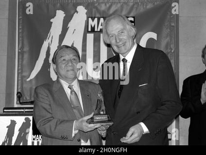 Der englische Schallplattenproduzent Sir George Martin, CBE (rechts) übergab 1994 auf der Frankfurter Musikmesse einen Preis an Ikutaro Kakehashi, den Gründer der Roland Corporation. Stockfoto