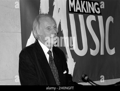 Der englische Plattenproduzent Sir George Martin, CBE, im Rahmen einer Preisverleihung auf der Frankfurter Musikmesse im Jahr 1994. Stockfoto