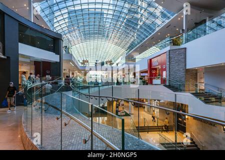 Calgary, Alberta, Kanada - 27. September 2021: Innenansicht des Core Shopping Centers in der Innenstadt von Calgary Stockfoto