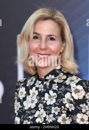 13. Oktober 2021, London, Großbritannien. Sally Phillips bei der Gala-Vorführung der verlorenen Tochter, die Teil des BFI London Film Festival ist und in der Royal Festival Hall stattfand. Quelle: Doug Peters/EMPICS/Alamy Live News Stockfoto