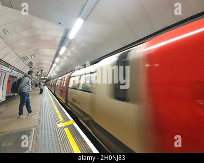 London, Großbritannien, 13. Oktober 2021: Viele Menschen in der Londoner U-Bahn tragen keine Gesichtsmasken mehr, obwohl Transport for London Schilder hat, die die Passagiere daran erinnern, dass eine Gesichtsbedeckung ein Beförderungszustand ist. Menschen dürfen mit öffentlichen Verkehrsmitteln ohne Gesichtsmaske reisen, wenn sie eine medizinische Ausnahme haben, aber die fehlende Durchsetzung bedeutet, dass Maskenlosigkeit weit verbreitet ist. Anna Watson/Alamy Live News Stockfoto