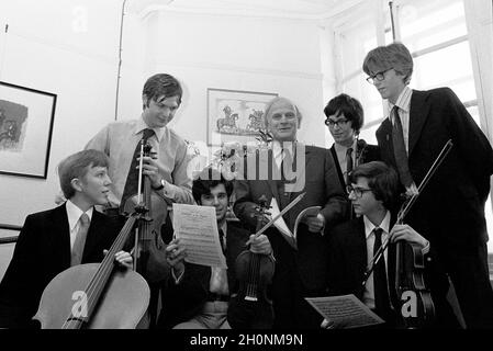 Yehudi Menuhin, KBE; mit Mitgliedern des William Ellis School Orchestra am Royal College of Music, London, England im Jahr 1977 Stockfoto