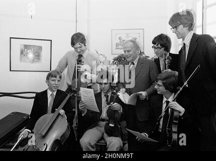 Yehudi Menuhin, KBE; mit Mitgliedern des William Ellis School Orchestra am Royal College of Music, London, England im Jahr 1977 Stockfoto