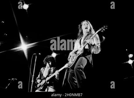Scott Gorham (vorne) und Phil Lynott (hinten) von Thin Lizzy treten beim Reading Rock Festival 1977 in England auf. Stockfoto