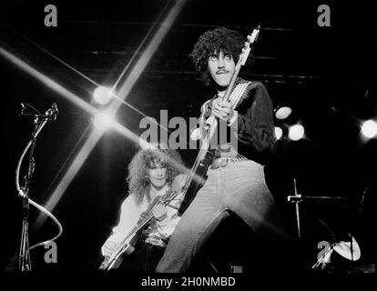 Phil Lynott (vorne) und Brian Robertson (hinten) von Thin Lizzy treten beim Reading Rock Festival 1977 in England auf. Stockfoto