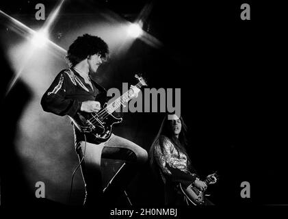 Phil Lynott (vorne) und Scott Gorham (hinten) von Thin Lizzy treten beim Reading Rock Festival 1977 in England auf. Stockfoto