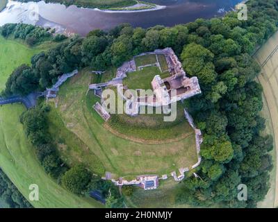 Norham Castle in einer beherrschenden Position über dem Fluss Tweed war eines der mächtigsten der anglo-schottischen Grenze. Northumberland, England, Großbritannien Stockfoto
