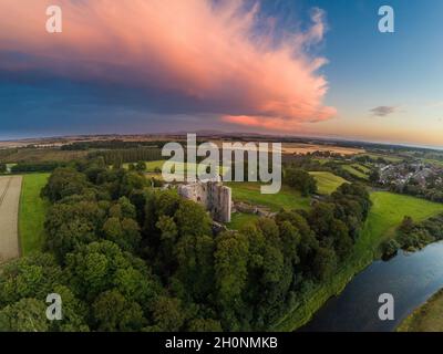 Norham Castle in einer beherrschenden Position über dem Fluss Tweed war eines der mächtigsten der anglo-schottischen Grenze. Northumberland, England, Großbritannien Stockfoto