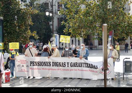 Granada, Spanien; 11. Oktober 2021: Gruppe älterer Menschen, die in Granada (Spanien) gegen das Regierungsgesetz demonstrieren, das die Renten für Rentner kürzt Stockfoto