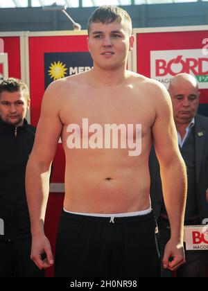 Der Schwergewichtsboxer Viktor Jurk hat sich vor seinem Kampf bei der SES-Boxgala am 9. Oktober 2021 in Magdeburg gewogen Stockfoto