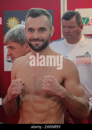 Ex-Weltmeister Dominic Bösel nach dem Einwiegen vor Rematch gegen Weltmeister Robin Krasniqi bei der SES Boxgala am 9. Oktober 2021 in Stockfoto