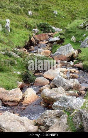 Wasser rauscht durch einen felsigen Bach Stockfoto