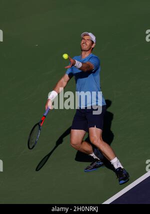 12. Oktober 2021 der Brite Andy Murray dient während der BNP Paribas Open 2021 im Indian Wells Tennis Garden in Indian Wells, Kalifornien, gegen den Deutschen Alexander Zverev. Obligatorischer Bildnachweis: Charles Baus/CSM Stockfoto