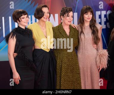 LONDON, ENGLAND - 13. OKTOBER: (L bis R) Jessie Buckley, die Regisseurin Maggie Gyllenhaal, Olivia Colman und Dakota Johnson nehmen an der Gala-Premiere für „The Lost Daughter“ während des 65. BFI London Film Festivals in der Royal Festival Hall am 13. Oktober 2021 in London, England, Teil. Foto von Gary Mitchell/Alamy Live News Stockfoto
