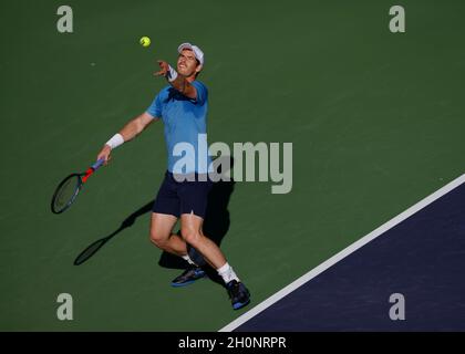 12. Oktober 2021 der Brite Andy Murray dient während der BNP Paribas Open 2021 im Indian Wells Tennis Garden in Indian Wells, Kalifornien, gegen den Deutschen Alexander Zverev. Obligatorischer Bildnachweis: Charles Baus/CSM Stockfoto