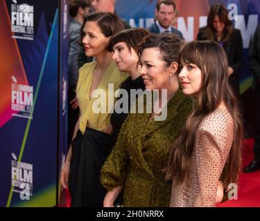 LONDON, ENGLAND - 13. OKTOBER: (L bis R) Regisseurin Maggie Gyllenhaal, Jessie Buckley, Olivia Colman und Dakota Johnson nehmen an der Gala-Premiere für „The Lost Daughter“ während des 65. BFI London Film Festival in der Royal Festival Hall am 13. Oktober 2021 in London, England, Teil. Foto von Gary Mitchell/Alamy Live News Stockfoto