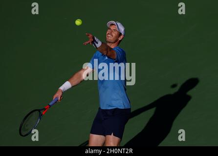 12. Oktober 2021 der Brite Andy Murray dient während der BNP Paribas Open 2021 im Indian Wells Tennis Garden in Indian Wells, Kalifornien, gegen den Deutschen Alexander Zverev. Obligatorischer Bildnachweis: Charles Baus/CSM Stockfoto