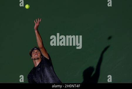 12. Oktober 2021 Alexander Zverev aus Deutschland steht während der BNP Paribas Open 2021 im Indian Wells Tennis Garden in Indian Wells, Kalifornien, gegen den Briten Andy Murray vor. Obligatorischer Bildnachweis: Charles Baus/CSM Stockfoto