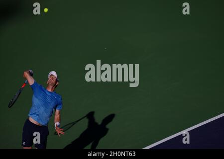 12. Oktober 2021 der Brite Andy Murray dient während der BNP Paribas Open 2021 im Indian Wells Tennis Garden in Indian Wells, Kalifornien, gegen den Deutschen Alexander Zverev. Obligatorischer Bildnachweis: Charles Baus/CSM Stockfoto