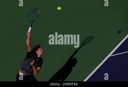 12. Oktober 2021 Alexander Zverev aus Deutschland steht während der BNP Paribas Open 2021 im Indian Wells Tennis Garden in Indian Wells, Kalifornien, gegen den Briten Andy Murray vor. Obligatorischer Bildnachweis: Charles Baus/CSM Stockfoto