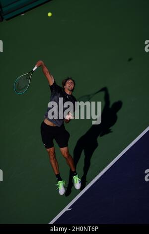 12. Oktober 2021 Alexander Zverev aus Deutschland steht während der BNP Paribas Open 2021 im Indian Wells Tennis Garden in Indian Wells, Kalifornien, gegen den Briten Andy Murray vor. Obligatorischer Bildnachweis: Charles Baus/CSM Stockfoto