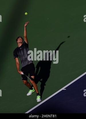 12. Oktober 2021 Alexander Zverev aus Deutschland steht während der BNP Paribas Open 2021 im Indian Wells Tennis Garden in Indian Wells, Kalifornien, gegen den Briten Andy Murray vor. Obligatorischer Bildnachweis: Charles Baus/CSM Stockfoto