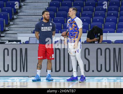 Wizink Center. Oktober 2021. Madrid, Spanien; Turkish Airlines Euroleague Basketball, Real Madrid versus AS Monaco; Thomas Heurtel von Real Madrid Baloncesto und Mike James von AS Monaco sprechen während des Warm-Up Credit: Action Plus Sports/Alamy Live News Stockfoto