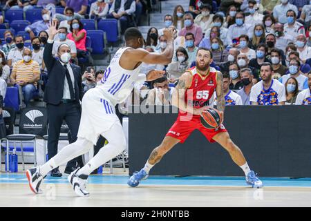 Wizink Center. Oktober 2021. Madrid, Spanien; Turkish Airlines Euroleague Basketball; Spiel 3; Real Madrid versus AS Monaco; Mike James (AS Monaco) &#xa0;in Aktion Kredit: Action Plus Sports/Alamy Live News Stockfoto