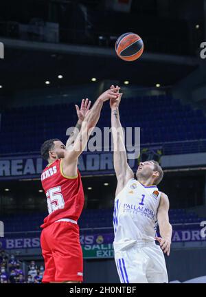 Wizink Center. Oktober 2021. Madrid, Spanien; Turkish Airlines Euroleague Basketball; Spiel 3; Real Madrid gegen AS Monaco; Mike James (AS Monaco) nimmt mit einem Sprung ins Gesicht von Fabien Causeur (Real Madrid Baloncesto) Kredit: Action Plus Sports/Alamy Live News Stockfoto