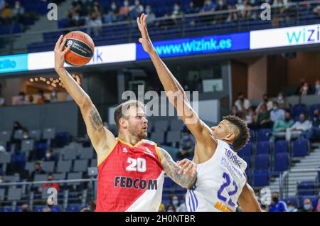 Wizink Center. Oktober 2021. Madrid, Spanien; Turkish Airlines Euroleague Basketball; Spiel 3; Real Madrid gegen AS Monaco; Donatas Motiejunas (AS Monaco) nimmt mit einem Hakenschuss in das Gesicht von Walter Tavares (Real Madrid) Kredit: Action Plus Sports/Alamy Live News Stockfoto
