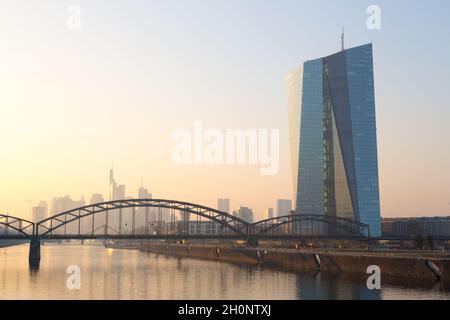 FRANKFURT AM MAIN, DEUTSCHLAND - 18. Jun 2018: Blick auf eine Zentralbank und eine Brücke über den Fluss davor in Frankfurt am Main, Deutschland Stockfoto