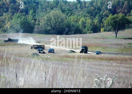 Am 30. September 2021 wird das Wartungspersonal der Fort McCoy Range gezeigt, das einen Brand- und Bewegungsbereich auf Range 4 in Fort McCoy errichtet. Die kleinere Reichweite ist 100 Meter breit und 150 Meter lang. Die neue Serie ist auch für die Schulung einzelner Soldaten und Buddy-Teams in grundlegenden Feuer- und Bewegungstechniken konzipiert. Range Operations und Range Maintenance werden vom Fort McCoy Direction of Plans, Training, Mobilisation and Security verwaltet. (USA Army Photo von Scott T. Sturkol, Public Affairs Office, Fort McCoy, Wisp.) Stockfoto