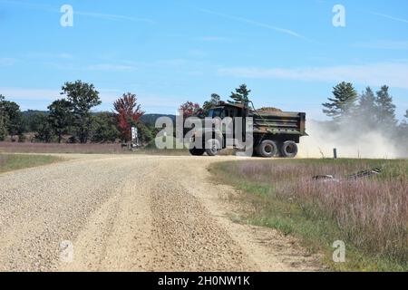 Am 23. September 2021 wird das Wartungspersonal der Fort McCoy Range gezeigt, das einen Brand- und Bewegungsbereich auf Range 4 in Fort McCoy errichtet. Die kleinere Reichweite ist 100 Meter breit und 150 Meter lang. Die neue Serie ist auch für die Schulung einzelner Soldaten und Buddy-Teams in grundlegenden Feuer- und Bewegungstechniken konzipiert. Range Operations und Range Maintenance werden vom Fort McCoy Direction of Plans, Training, Mobilisation and Security verwaltet. (USA Army Photo von Scott T. Sturkol, Public Affairs Office, Fort McCoy, Wisp.) Stockfoto