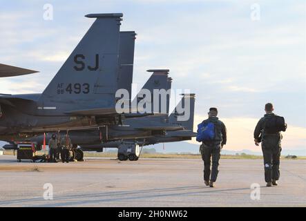 US-Luftwaffe vom 336. Kampfgeschwader, 4. Kampfflügel, Seymour Johnson Air Force Base, North Carolina, bereiten ihre F-15E Strike Eagles auf eine Reihe von Trainingseinheiten vor, die unter der Operation Castle Forge durchgeführt werden, zusammen mit Verbündeten vom 110. Kampfflügel der Hellenic Air Force auf der Luftwaffenbasis Larissa, Griechenland, 11. Oktober, 2021. Der 110. Kampfflügel fliegt die F-16. Castle Forge ist eine gemeinsame, multinationale Operation der US Air Forces Europe-Air Forces, die von Afrika geleitet wird. Es zeigt die kombinierte Fähigkeit der gemeinsamen Kraft, in Krisenzeiten mit einer flexiblen, beruhigenden Präsenz (USA Luft Stockfoto