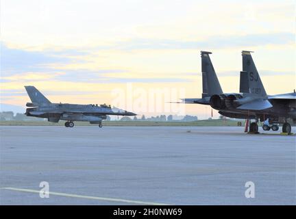 US-Luftwaffe vom 336. Kampfgeschwader, 4. Kampfflügel, Seymour Johnson Air Force Base, North Carolina, bereiten ihre F-15E Strike Eagles auf eine Reihe von Trainingseinheiten vor, die unter der Operation Castle Forge durchgeführt werden, zusammen mit Verbündeten vom 110. Kampfflügel der Hellenic Air Force auf der Luftwaffenbasis Larissa, Griechenland, 13. Oktober, 2021. Der 110. Kampfflügel fliegt die F-16. Castle Forge ist eine gemeinsame, multinationale Operation der US Air Forces Europe-Air Forces, die von Afrika geleitet wird. Es bietet ein dynamisches, partnerschaftliches Schulungsumfeld, das das Engagement der USA für die kollektive Verteidigung in der BL erhöht Stockfoto