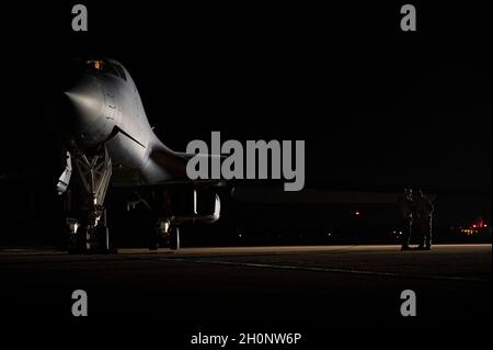 Zwei der 9. Expeditionary Bomb Squadron zugewiesene Crewchefs bereiten einen B-1B Lancer für den Start in Raf Fairford, Großbritannien, am 11. Oktober 2021 vor. Zwei B-1 nahmen an einer Trainingsmission der Bomber Task Force Europe Teil, bei der sich die Besatzungen mit verbündeten Joint Terminal Attack Controllern über Litauen zusammenschlossen, bevor sie auf dem Luftwaffenstützpunkt Spangdahlem, Deutschland, eine heiße Betankung durchführten. (USA Luftwaffe Foto von Senior Airman Colin Hollowell) Stockfoto