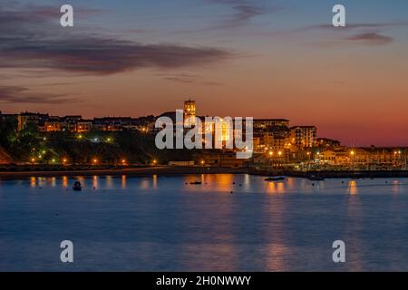 Getaria - Gipuzkoa Vista nocturna del Pueblo Stockfoto