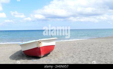 Foto eines Bootes am Strand Stockfoto