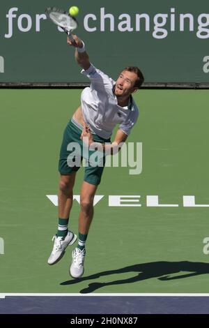 Indian Wells, Kalifornien, 13. Oktober, Daniil Medvedev (RUS), die Nummer 1, wird von Grigor Dimitrov (BUL) in 3 Sätzen, 6-4, 4-6, 3-6, bei den BNP Paribas Open, die am 13. Oktober 2021 im Indian Wells Tennis Garden in Indian Wells, Kalifornien, gespielt wird, besiegt: © Karla Kinne/Tennisclix/CSM Stockfoto